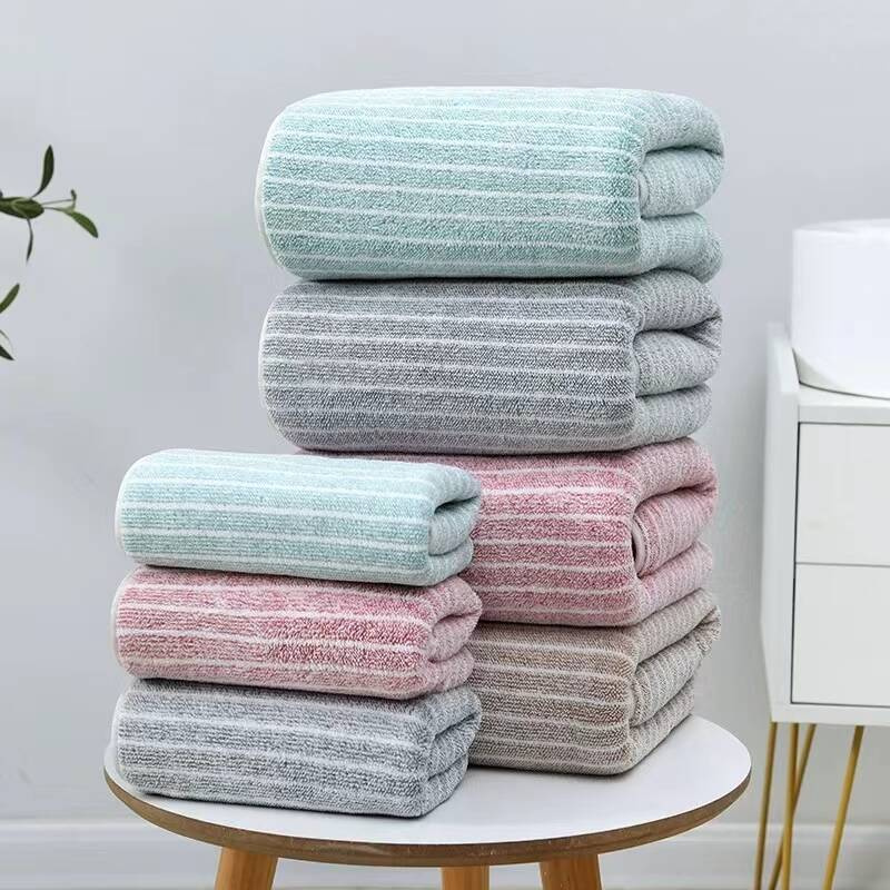 Ręcznik kąpielowy w pasy z mikrofibry 70x140 szybkoschnący szary