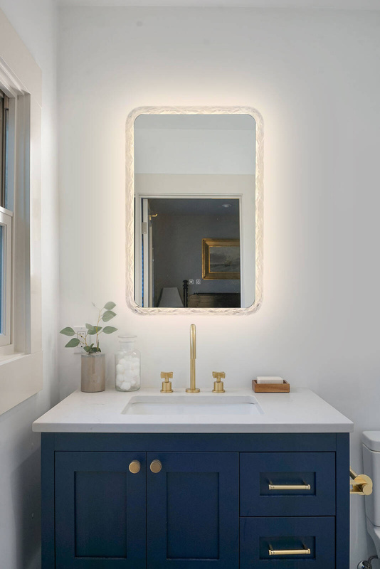 Lustro podświetlane LED dekoracyjne 64x98 cm prostokątne w ozdobnej ramie H-1404