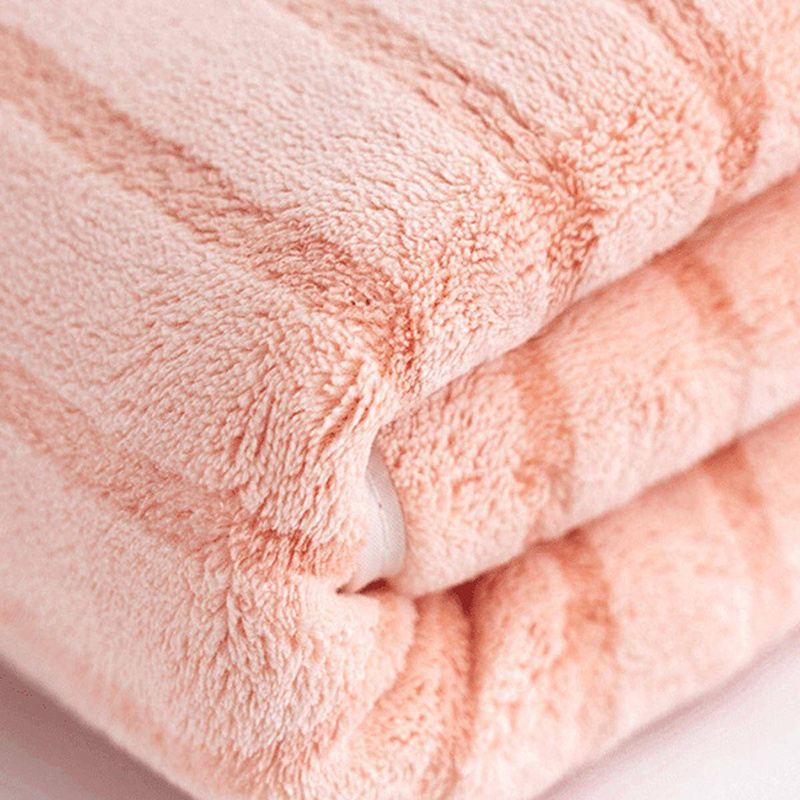 Ręcznik kąpielowy różowy w paski z mikrofibry 70x140 szybkoschnący