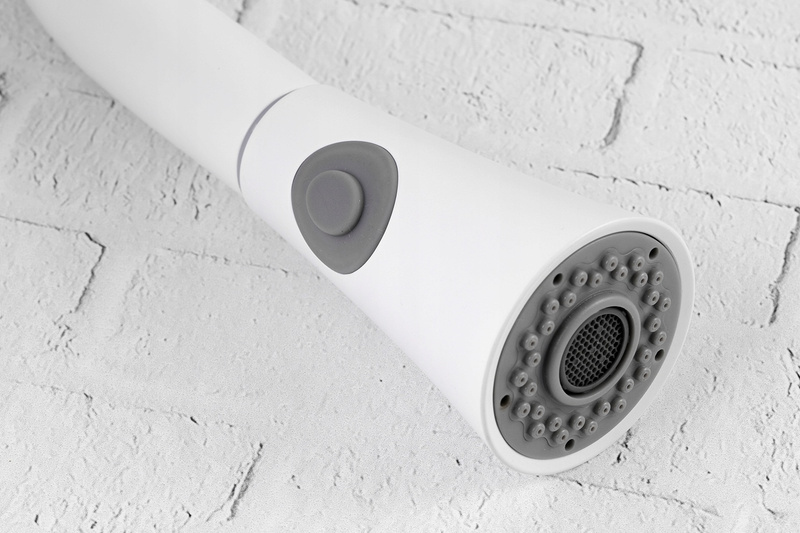 Biała bateria kuchenna wyciągana wylewka wysoka