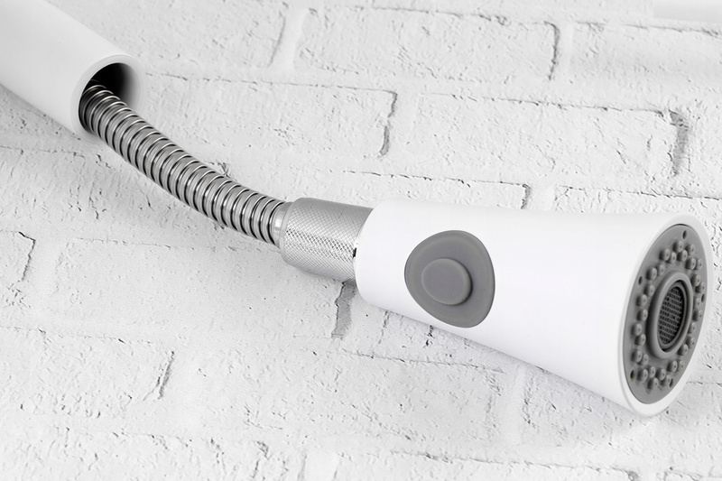 Biała bateria kuchenna wyciągana wylewka wysoka