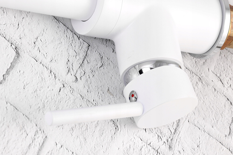 Biała bateria kuchenna wyciągana wylewka wysoka