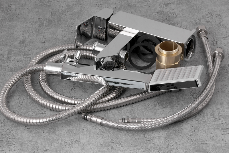 Bateria umywalkowa z wyjściem na wąż i zestawem natryskowym