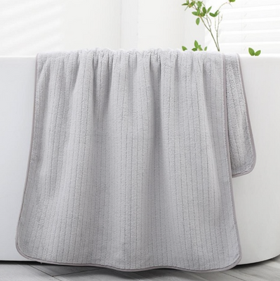 Ręcznik kąpielowy szary w paski z mikrofibry 70x140 szybkoschnący