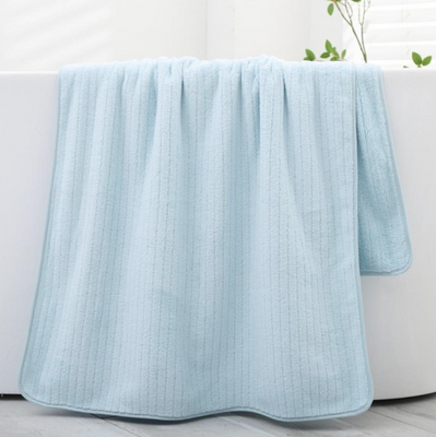 Ręcznik kąpielowy błękitny w paski z mikrofibry 70x140 szybkoschnący