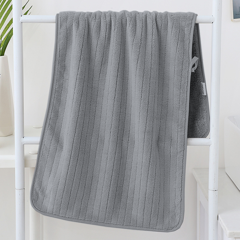 Ręcznik kąpielowy ciemny szary w paski z mikrofibry 50x100 szybkoschnący 