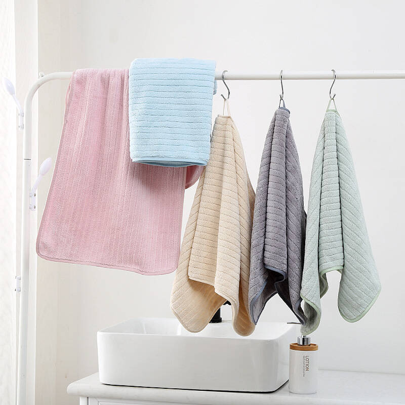 Ręcznik kąpielowy granatowy w paski z mikrofibry 50x100 szybkoschnący