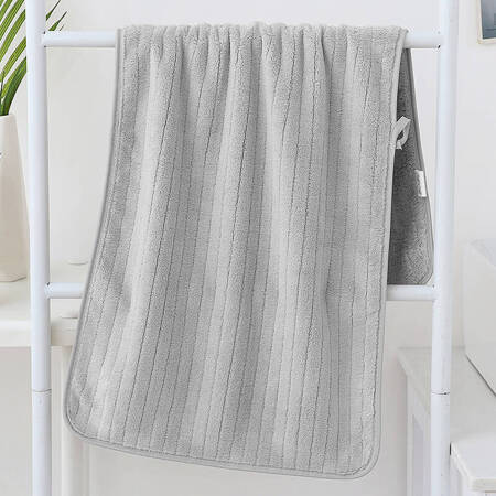 Ręcznik kąpielowy jasny szary w paski z mikrofibry 50x100 szybkoschnący 